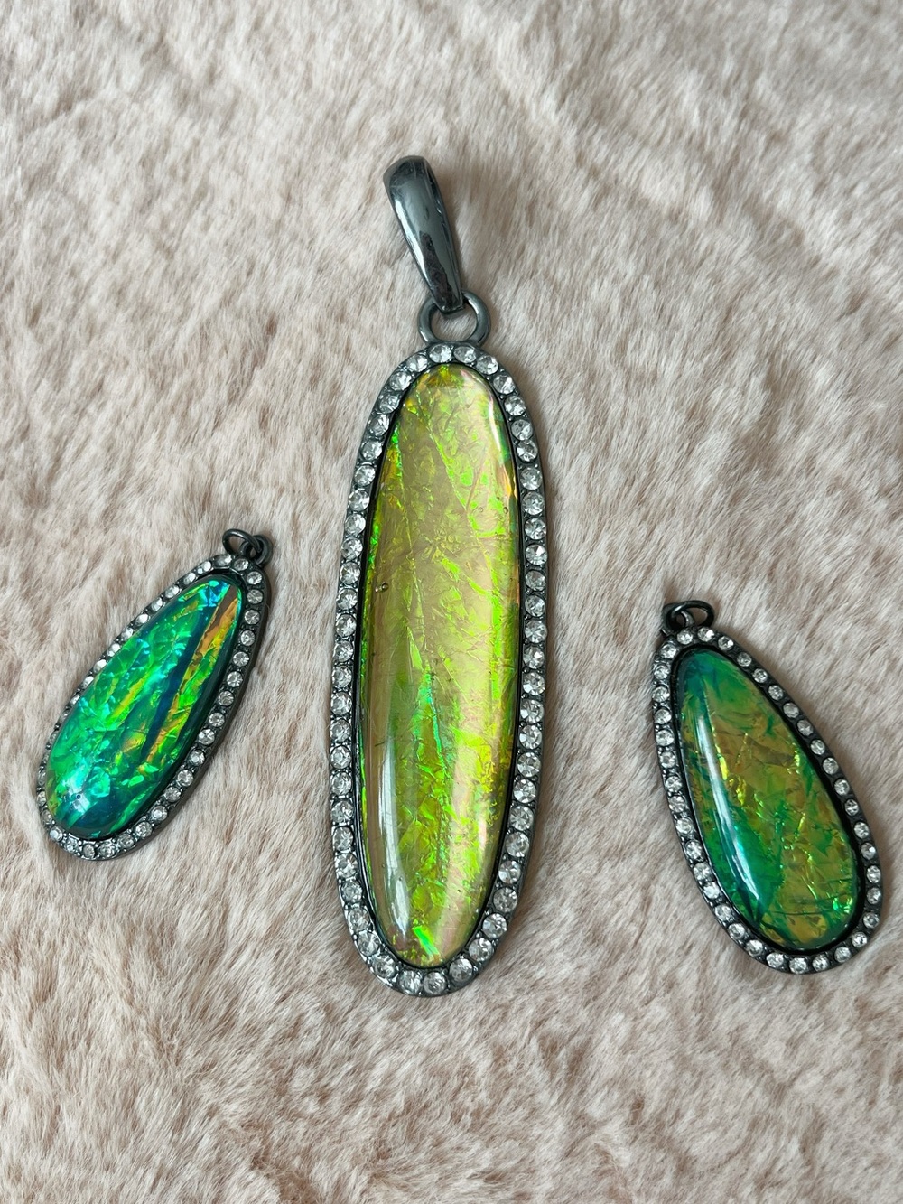 ⚡️2/$15⚡️Green iridescent pendants